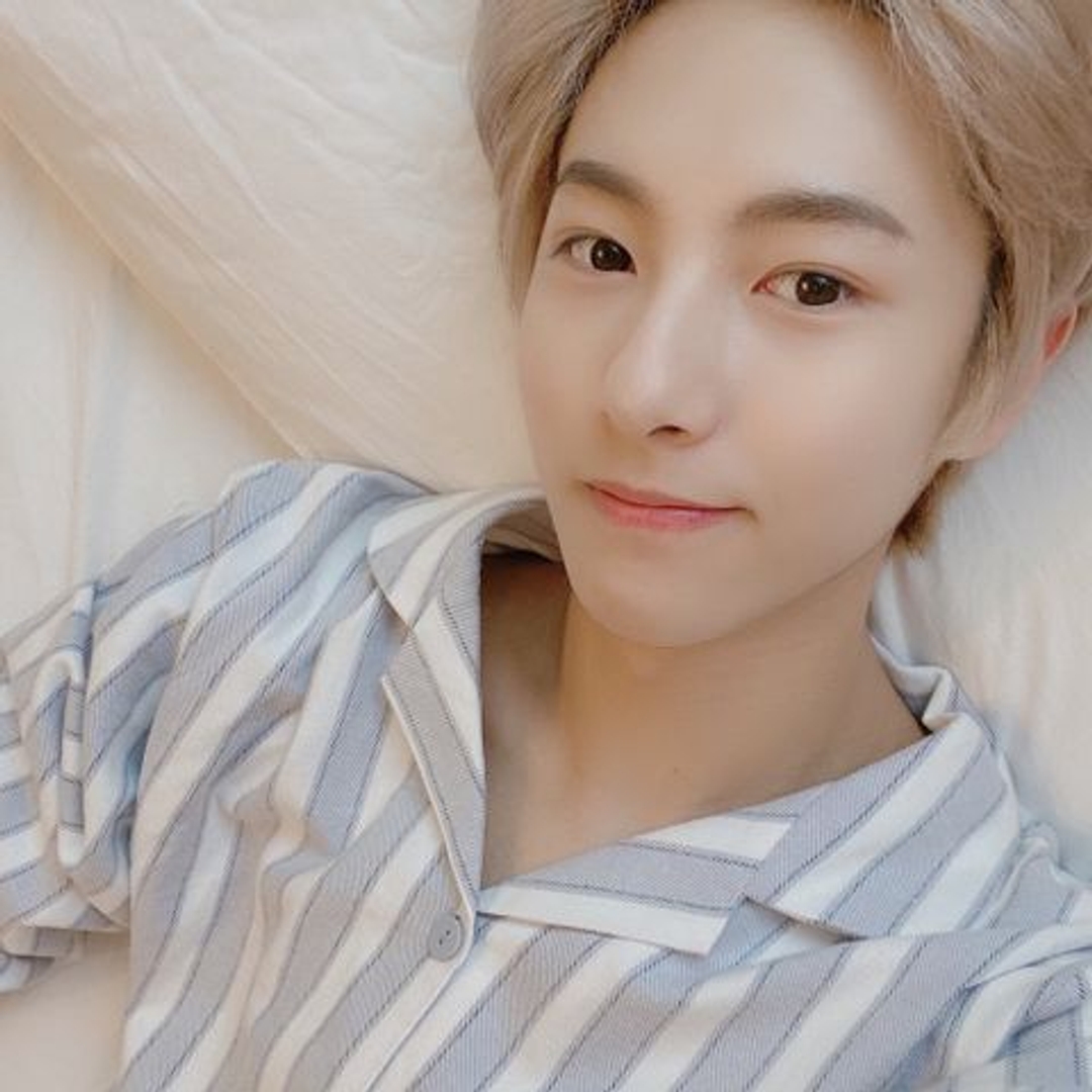 런쥔 Renjun 자컨 200402 이불속은안전해