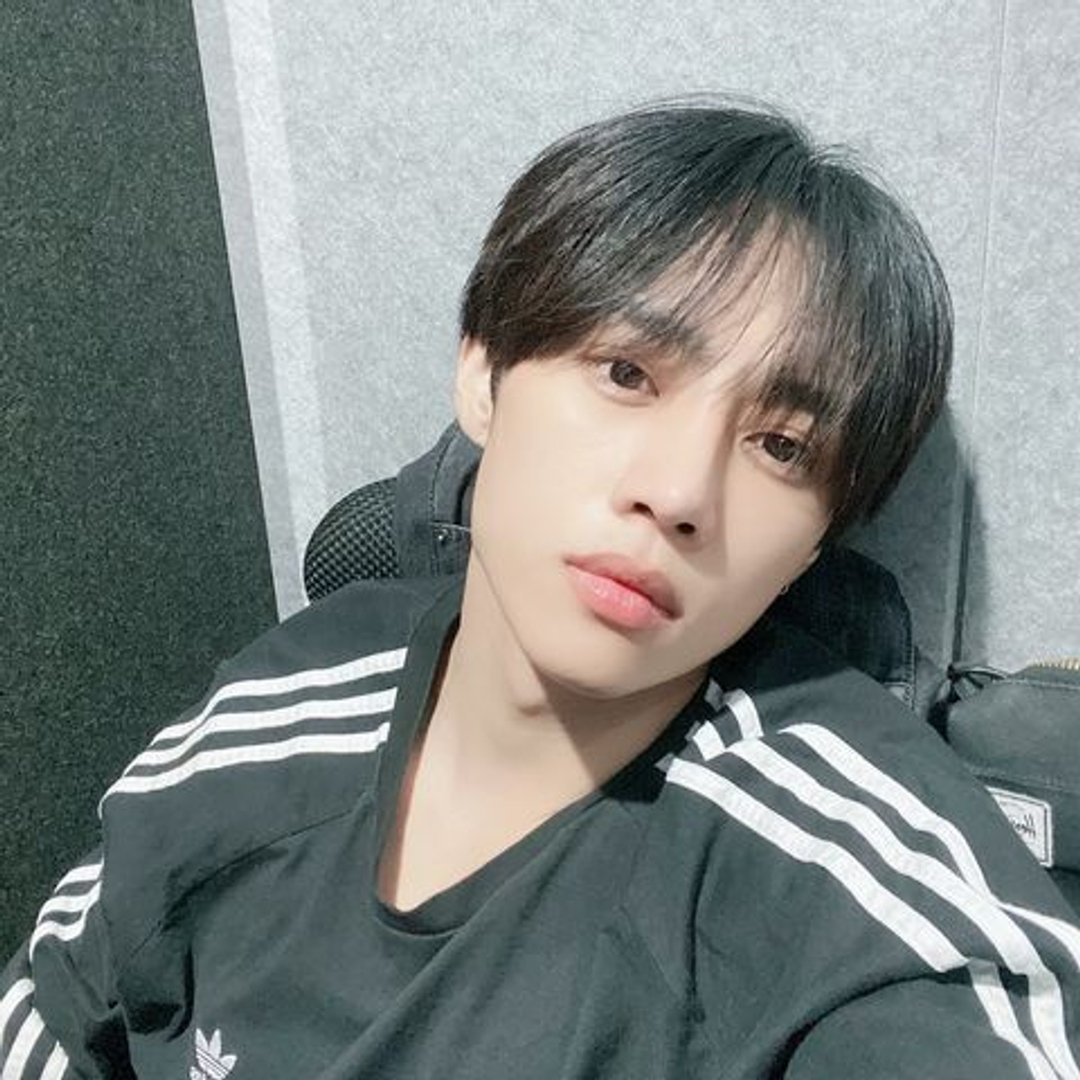 선우 Sunwoo 20210216 아디다스 트레이닝복 남친짤 추리닝 Adidas