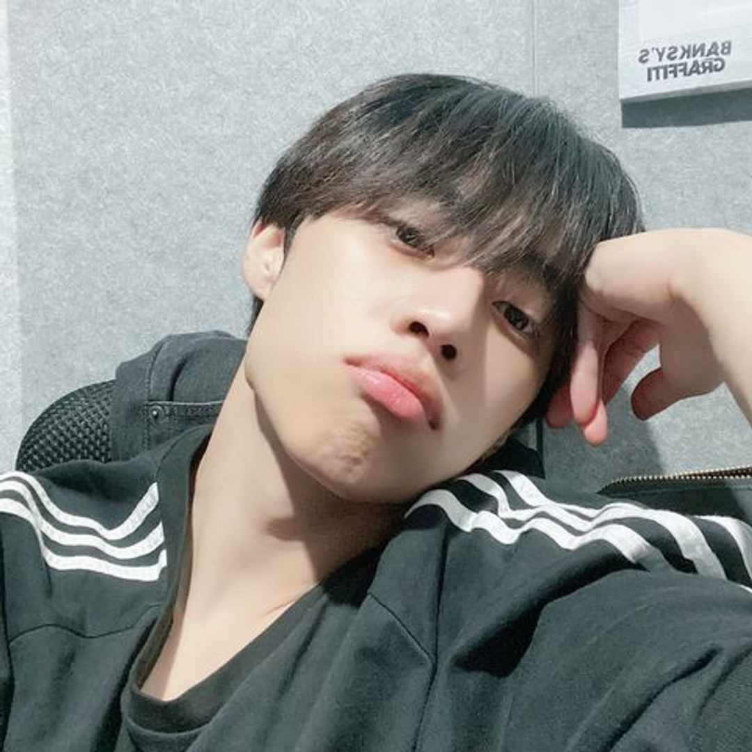 선우 Sunwoo 20210216 아디다스 트레이닝복 남친짤 추리닝 Adidas