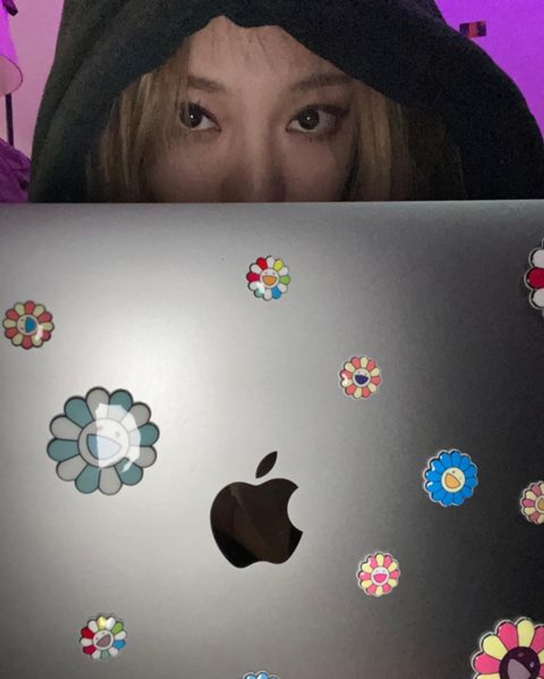닝닝 NINGNING 일상 셀카 Selfie 후드 맥북 애플 Apple hoodie daily 20220520 macbook