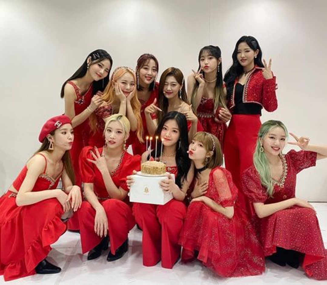 희진 Heejin 현진 HyunJin 여진 Yeojin 비비 ViVi 김립 Kim Lip 진솔 JinSoul 최리 Choerry 이브 Yves 츄 Chuu  고원 Go Won 올리비아혜 OliviaHye 단체 브이 케이크 20201115 단체샷