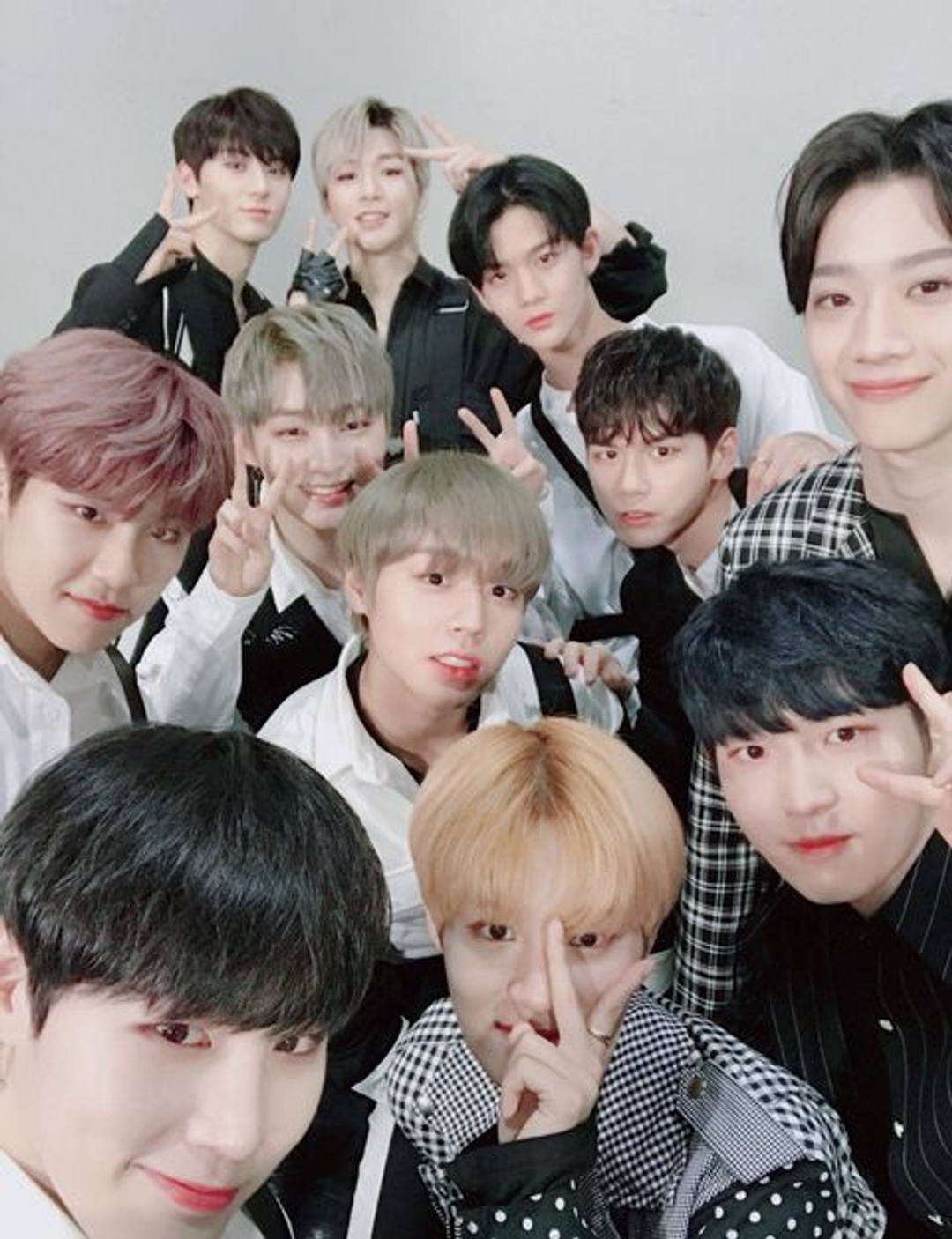 윤지성 YOON JISUNG 하성운 HA SUNG WOON 황민현 Hwang Minhyun 옹성우 Ong Seong Wu 김재환 KIM JAEHWAN 강다니엘 KANG DANIEL 박지훈 Park Ji-hoon 박우진 PARK WOO JIN 배진영 BAE JINYOUNG 이대휘 LEE DAE HWI 라이관린 LAI KUANLIN 브이 남찍사 20180329 단체샷 워너원 워너블 워너원데이