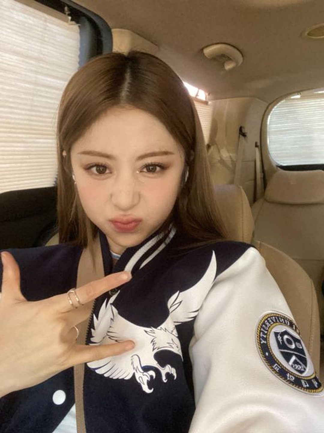 허윤진 Huh Yunjin 셀카 아카라카 연세대 20220924