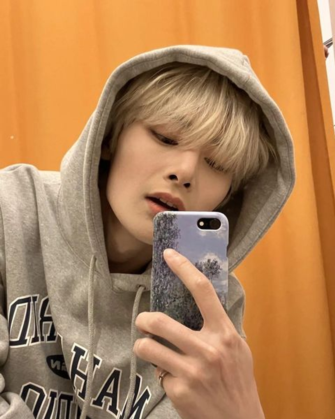 아이엔 I.N 거울셀카 거울샷 후드티 IN스타그램 20220927