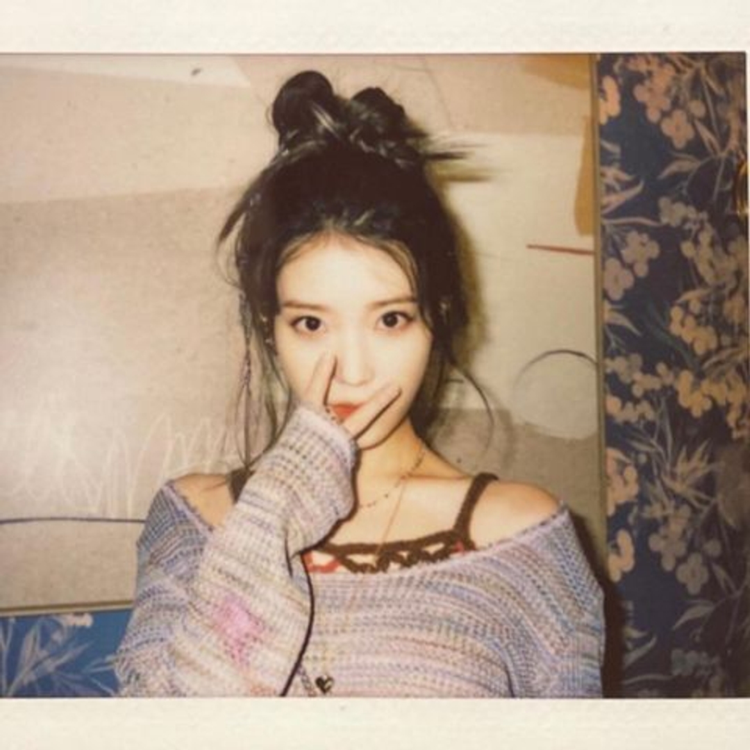아이유 IU 20210128 폴라로이드 남찍사 똥머리