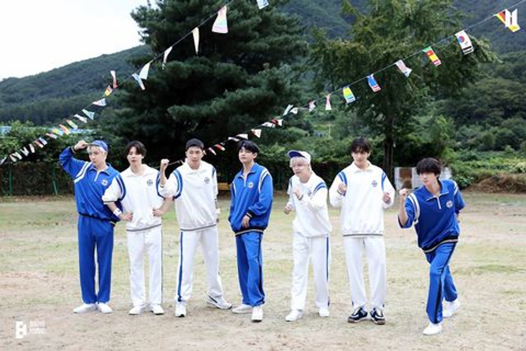 지민 Jimin 뷔 V 정국 Jungkook 진 Jin 알엠 RM 제이홉 J-HOPE 슈가 SUGA Behind 비하인드 PHOTOBOOK 포토북 덮머 깐머 체육복 짧머 Special_8_Photo-Folio 포토폴리오 Us,Ourselves,andBTS'We' 위 포폴 20221108 단체화보 방탄명랑운동회 단체복 방림이 청팀백팀