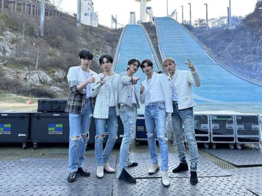 비엑스 BX 승훈 SEUNGHUN 용희 YONGHEE 배진영 BAE JINYOUNG 현석 HYUNSUK 단체 전신샷 케이뮤직 단체샷 20221118 KMUSIC평창 케이뮤직평창
