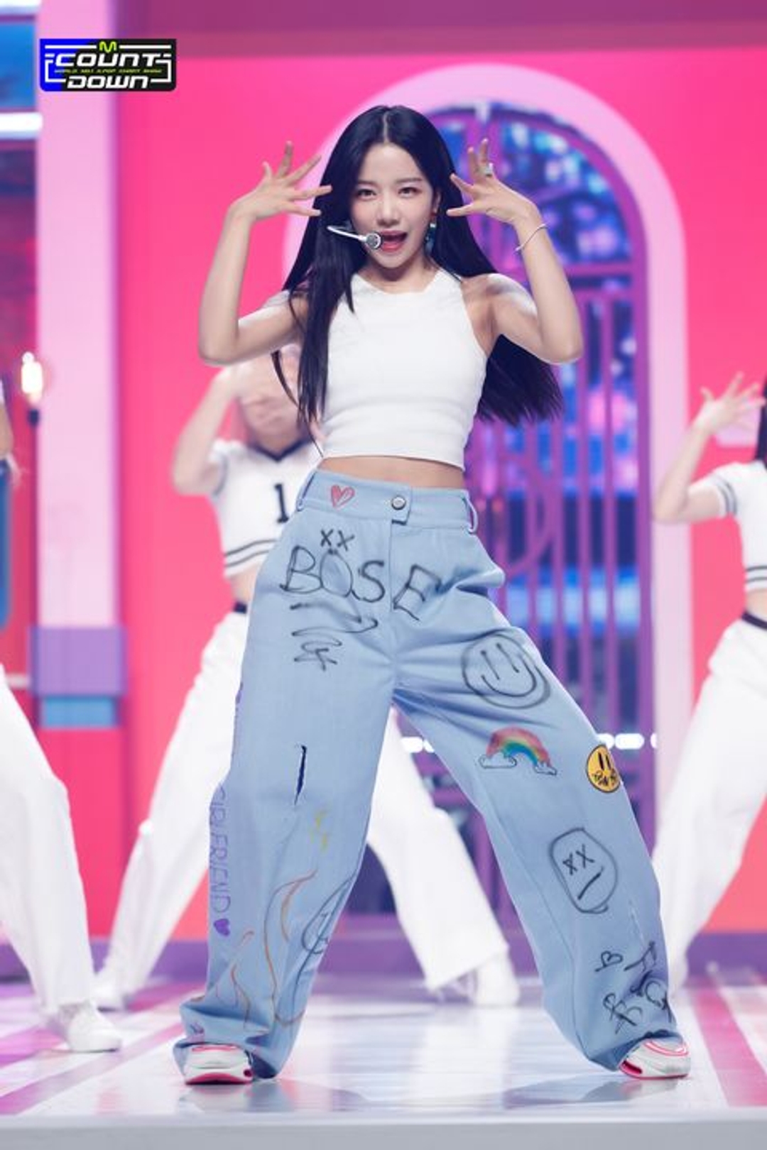 조유리 JO YURI MCountDown 엠카운트다운 무대 장발 청바지 탱크탑 jean stage 20220602 러브쉿 loveshhh Op22YWaltzinMajor longhair tank_top