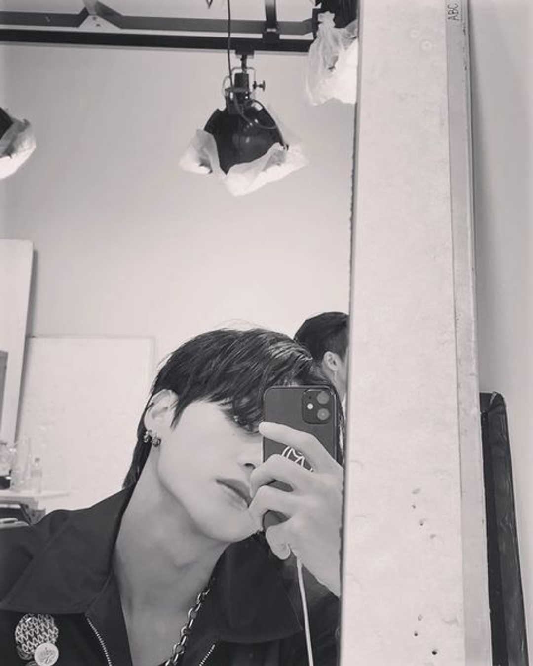 우영 Wooyoung 흑백 남친짤 거울셀카 mono 20230303 mirrorselfie