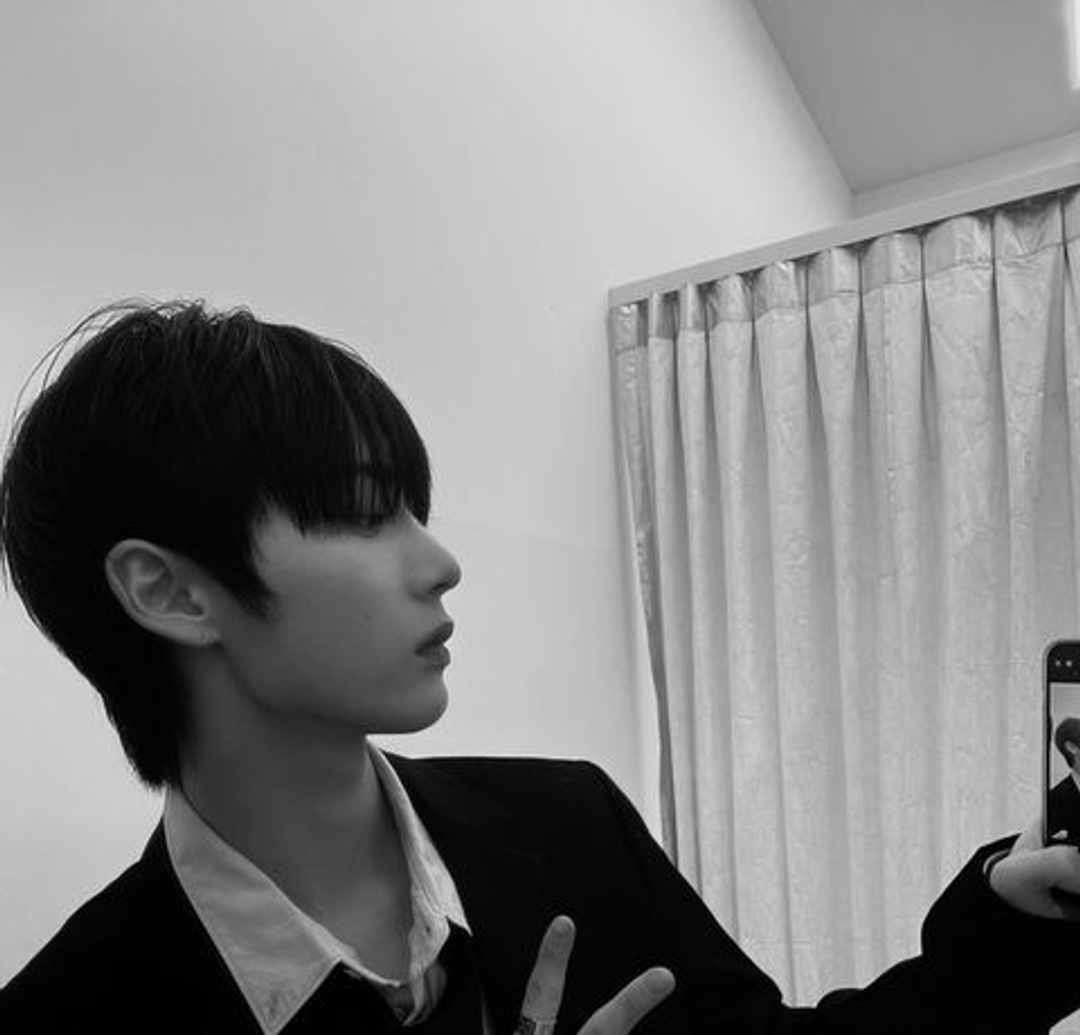 태산 TAESAN 흑백 거울셀카 거울샷 monotone mirrorselfie 20230624