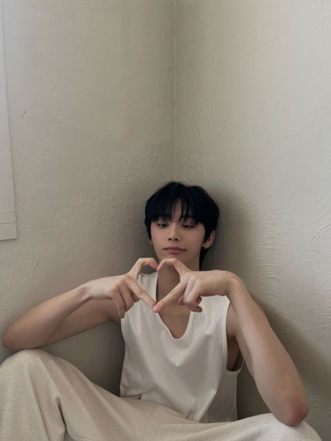 태산 TAESAN 셀카 Selfie 컨셉포토 CONCEPTPHOTO 컨포 하트 남찍사 셀피 WHY Heart 20230902 뭣같아 ButSometimes