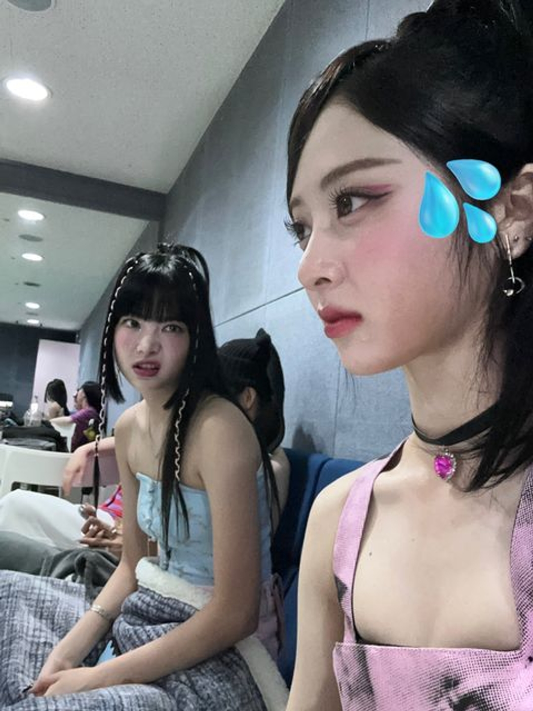 허윤진 Huh Yunjin 홍은채 Hong Eunchae Selfie 생일 HBD 셀피 birthday 20231110 띵동_우리아기은채_생일이에요 모두은채를위해케이크3개씩준비하세요 BonchaeManchae_Day 해피은채데이